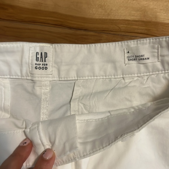 woman white short - Picture 2 of 2